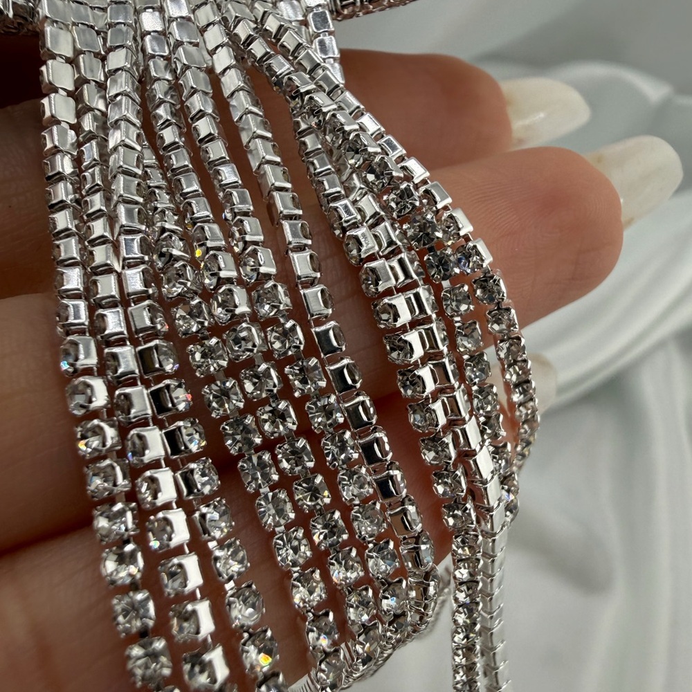 Sparkling Silver Rhinestone Bow Brooch - Picture 4 of 9